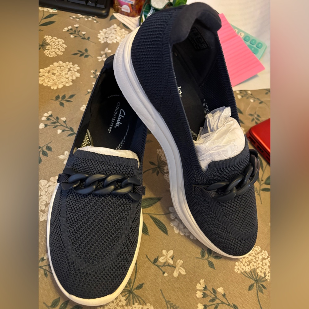 Clarks Ezrinn Cove Navy wChain Accents Slip-ins Fabric Flats.Size 10 Medium. NIB